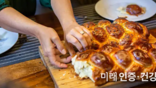 코셔 푸드(Kosher foods)는 유대인의 종교적 음식법인 카슈루트(כַּשְׁרוּת / kashrut)를 따른 식품을 뜻한다.
