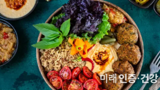 다만 이슬람과 마찬가지로 코셔가 아닌 식품이라도 먹지 않으면 생명이 위험한 상황이라면 일단 위기에서 벗어날 때까지는 코셔가 아닌 식료품을 섭취해도 좋다.