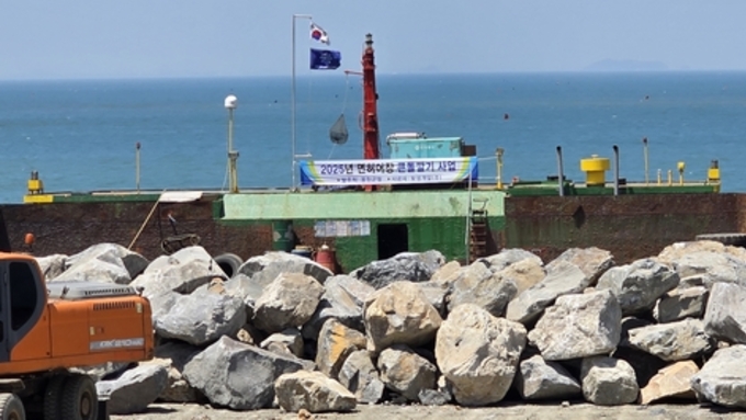인천 옹진군, 전복·해삼 서식환경 개선 위해 양식어장 내 자연석 1,250㎥ 투하