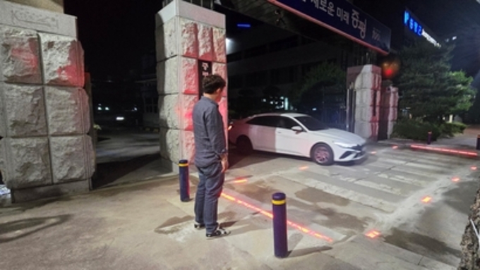 증평군, '스마트 바닥 점멸등' 설치…보행자 안전 강화